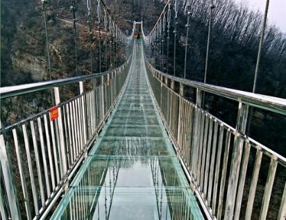 搭建玻璃吊桥时需要注意的安全问题.jpg